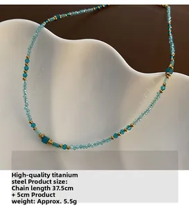 Vue détaillée des perles en cristal bleu et spécifications de la chaîne en acier titane