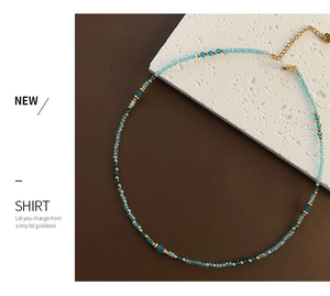 Détail du collier de perles en pierre naturelle avec fermoir doré et chaîne d'extension