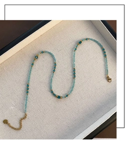 Détail du collier de perles fait main avec pierres naturelles bleues et fermoir doré