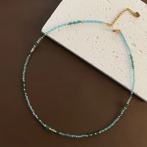 Collier en pierres naturelles bleues avec accents en métal doré et fermoir en acier