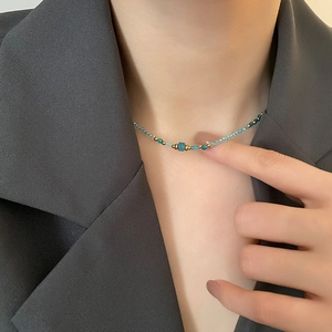 Collier ras du cou perlé avec cristaux bleus facettés et perles en acier doré