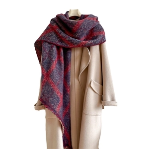 Écharpe épaisse à carreaux violets et rouges avec franges sur manteau beige