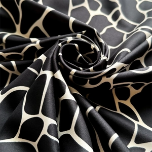 Détail d'un foulard en soie sergé avec des motifs géométriques abstraits noirs et blancs