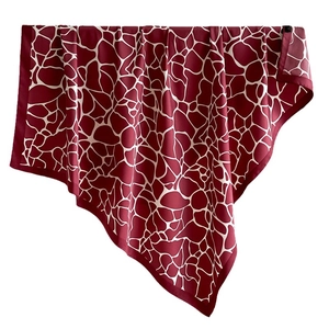Carré de soie rouge foncé 90cm avec motif girafe géométrique et finition satinée
