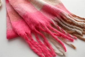 Gros plan détaillé de l'écharpe épaisse avec blocs de couleur rose et marron et franges