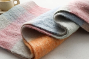 Gros plan d'une écharpe épaisse et douce avec texture pelucheuse et blocs pastel