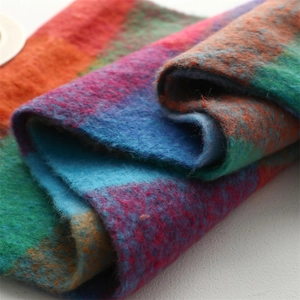 Gros plan sur les fibres douces et la texture de l'écharpe à carreaux multicolore