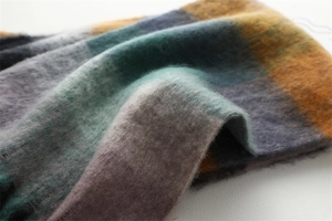 Vue détaillée de la texture brossée douce d'une écharpe d'hiver à carreaux effet cachemire