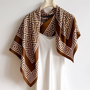 Carré de soie 90cm avec motif géométrique marron et blanc, châle élégant pour femme