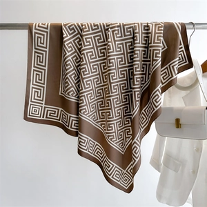 Carré de soie de 90 cm avec motifs géométriques marron et finition satinée élégante