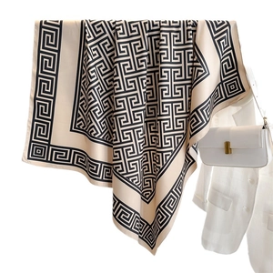 Carré de soie beige 90cm élégant avec motif géométrique grec noir classique