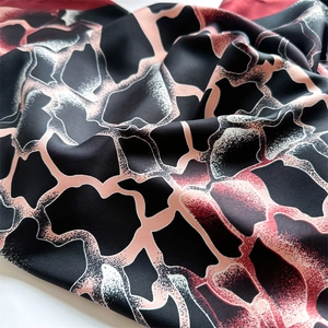 Gros plan du tissu satiné avec imprimé girafe dégradé sur ce foulard en soie chic