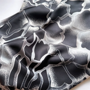 Gros plan détaillé d'un foulard en soie sergé avec motifs dégradés et texture satinée lisse