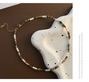 Détail macro d'un collier de perles naturelles cylindriques avec fermoir doré chic