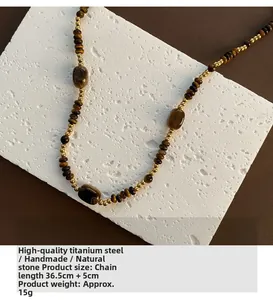 Détail du collier artisanal en pierres d'œil de tigre avec acier au titane de qualité