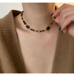 Détail du collier de perles vintage avec perles d'eau douce et pierres naturelles