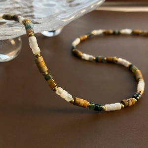 Collier en perles naturelles avec pierres multicolores et espaceurs en métal doré pour femme