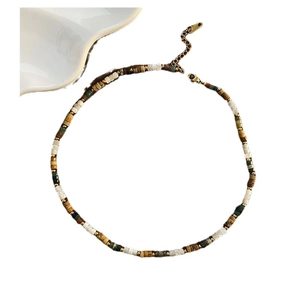 Collier élégant en perles de pierres naturelles multicolores avec fermoir doré pour femme