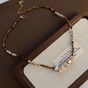 Collar de cuentas hecho a mano con piedras ojo de tigre, conchas y cierre dorado