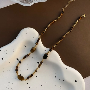 Collier en oeil de tigre fait main avec perles dorées et fermoir mousqueton réglable