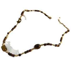 Collier en perles d'œil de tigre avec entretoises dorées et pendentif lune brune