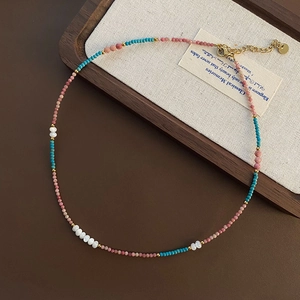 Collar artesanal de cuentas con piedras naturales rosa, azul y blanco con oro