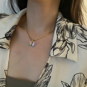 Collier élégant avec pendentif papillon iridescent et chaîne serpent dorée pour femme
