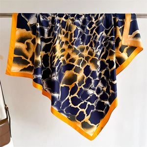 Grand foulard carré en soie à imprimé girafe bleu marine et orange, drapé sur barre