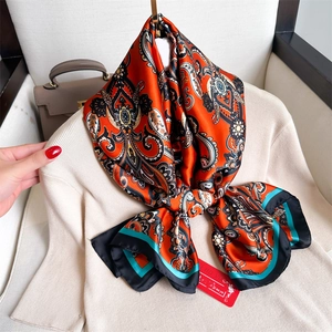 Écharpe en satin de soie avec imprimé paisley orange et doré élégant pour femmes
