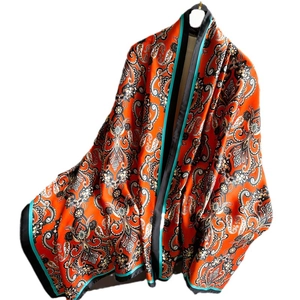 Écharpe élégante en soie orange avec motif paisley et finition satinée brillante