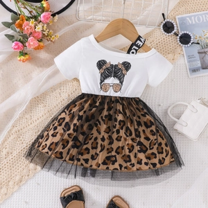 Détail de robe fille avec ruban LOVE au col et jupon en tulle à motif léopard