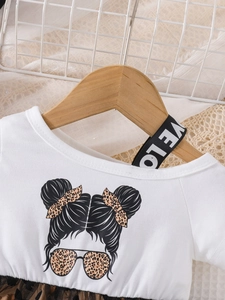Détail du haut en coton à épaule dénudée avec motif fille et bordure en tulle léopard