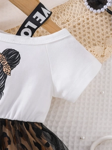 Détail de la robe d'été pour bébé avec corsage en coton et ourlet en tulle léopard