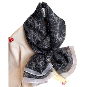 Écharpe élégante en soie noire et blanche avec motif floral et bordure en mousseline