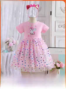 Détail du haut avec imprimé licorne et jupe en tulle rose à cœurs à paillettes