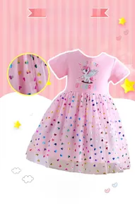 Détail de robe en coton rose avec motif licorne et jupe en tulle à paillettes en cœur