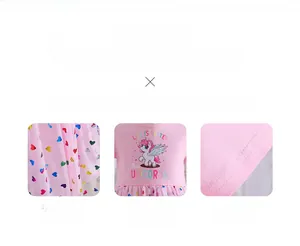 Détail de la robe rose avec imprimé licorne et motif de cœurs étincelants sur tulle
