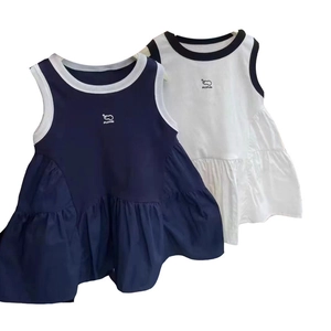 Détail de robes sans manches pour filles en maille côtelée avec ourlet plissé et motif