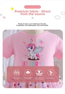 Détail de la robe rose en tulle et coton avec motif licorne et cœurs pailletés