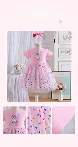 Détail du haut en coton à imprimé licorne et jupe en tulle à paillettes de cœur