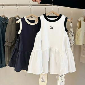 Détail d'une robe sans manches pour fille avec bordure contrastée et ourlet à volants