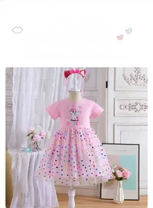 Détail de la robe licorne rose pour fille avec jupe en tulle à cœurs et bandeau assorti