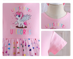 Détails de l'imprimé licorne et du tulle à cœurs sur cette robe rose fille
