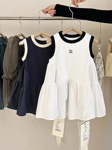 Détail de robes patchwork sans manches pour filles avec motifs ours et jupes plissées