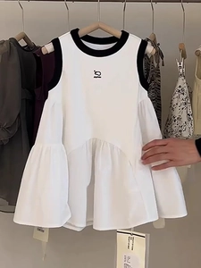 Détail d'une robe sans manches pour filles avec bloc de couleurs noir et blanc et imprimé