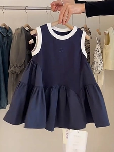 Vue détaillée d'une robe sans manches bleu marine avec liserés blancs et jupe à volants