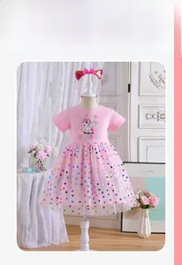 Détail d'une robe rose licorne pour fille avec jupe en tulle pailleté et serre-tête chat