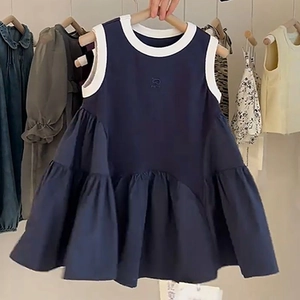 Robe d'été sans manches bleu marine avec bordure blanche et jupe plissée à plusieurs couches