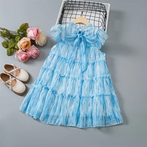 Détail de robe fille à rayures bleues avec nœud au dos et col à volants élégant