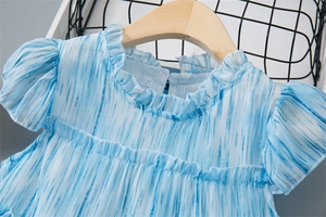 Détail de robe à rayures bleues pour fille avec col à volants et manches bouffantes